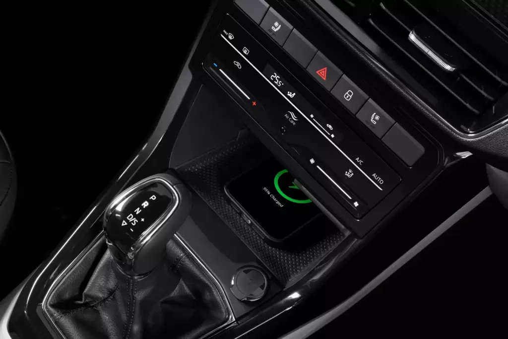 Sạc không dây và 4 cổng USB-C cho cả 2 hàng ghế