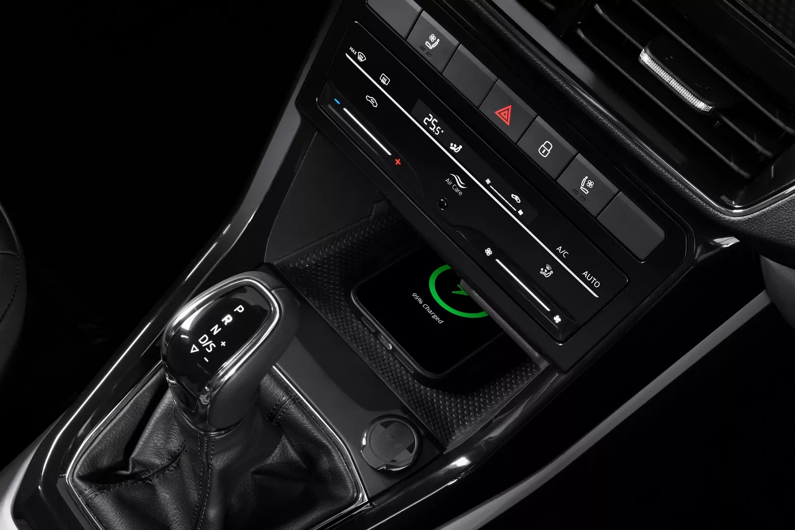 Sạc không dây và 4 cổng USB-C cho cả 2 hàng ghế