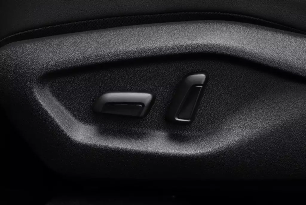 Hàng ghế trước chỉnh điện và thông gió