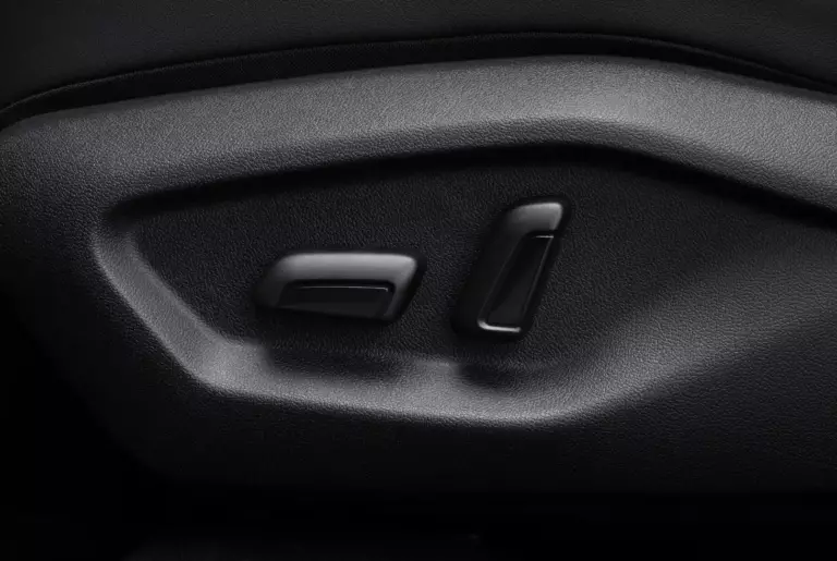 Hàng ghế trước chỉnh điện và thông gió