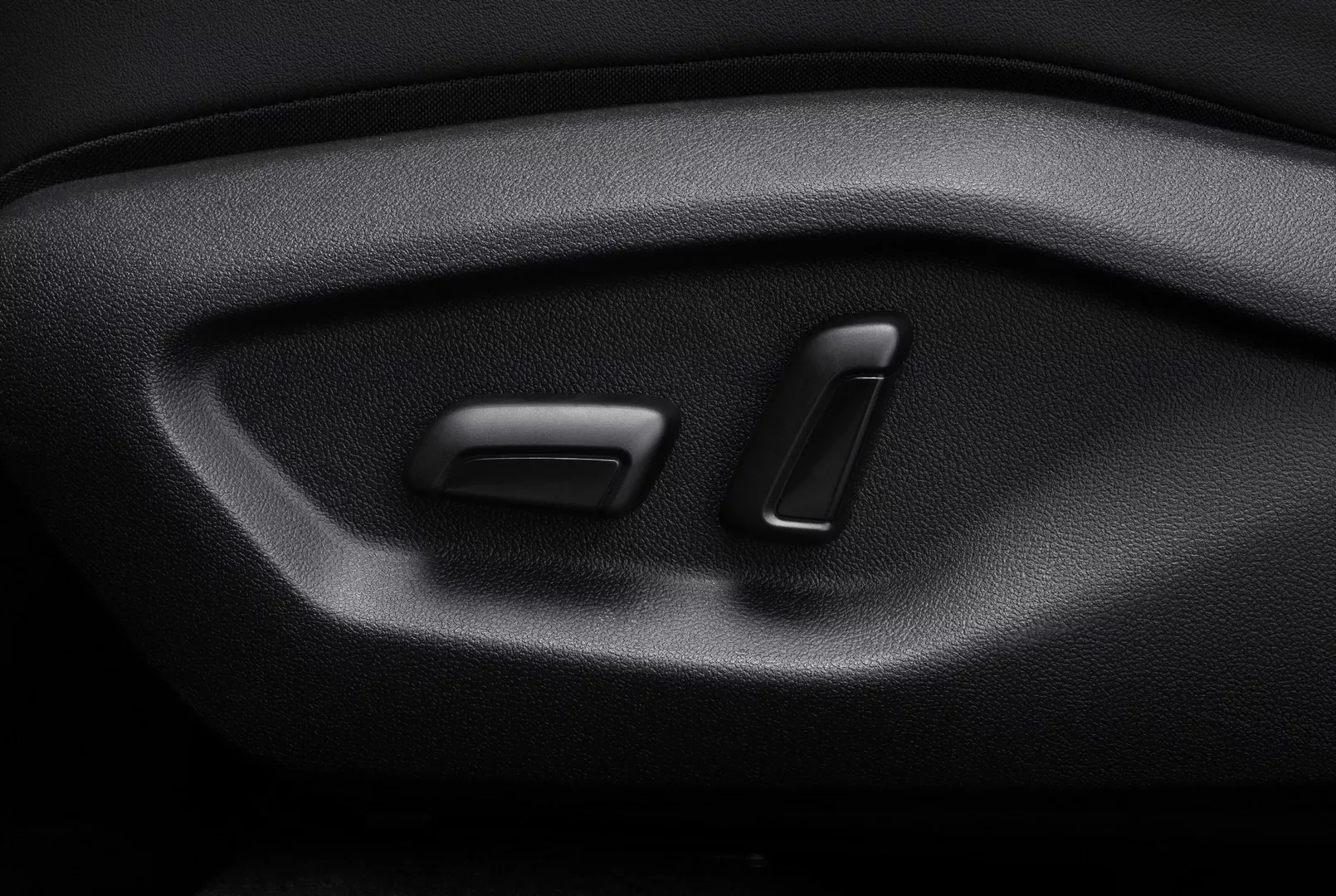 Hàng ghế trước chỉnh điện và thông gió