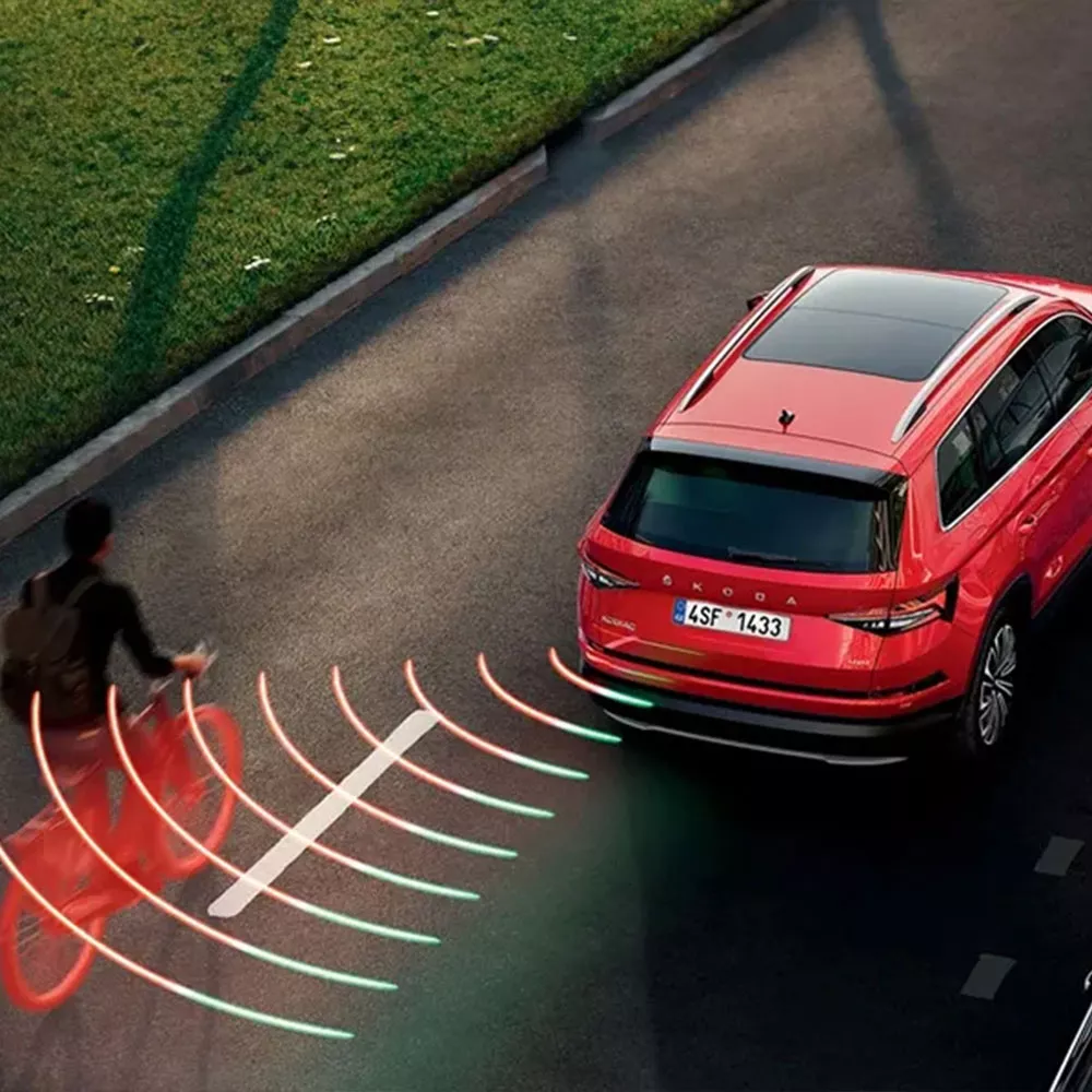 Cảnh báo điểm mù và phương tiện cắt ngang phía sau