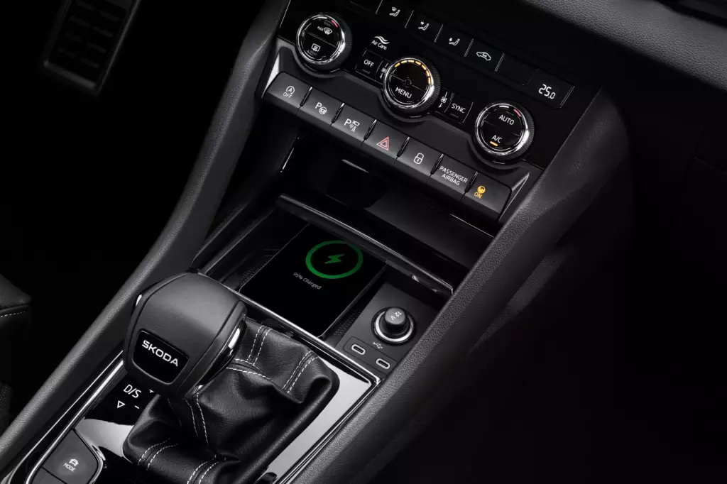 Sạc không dây, kết nối Apple Carplay và Androi Auto không dây, hỗ trợ làm mát thiết bị