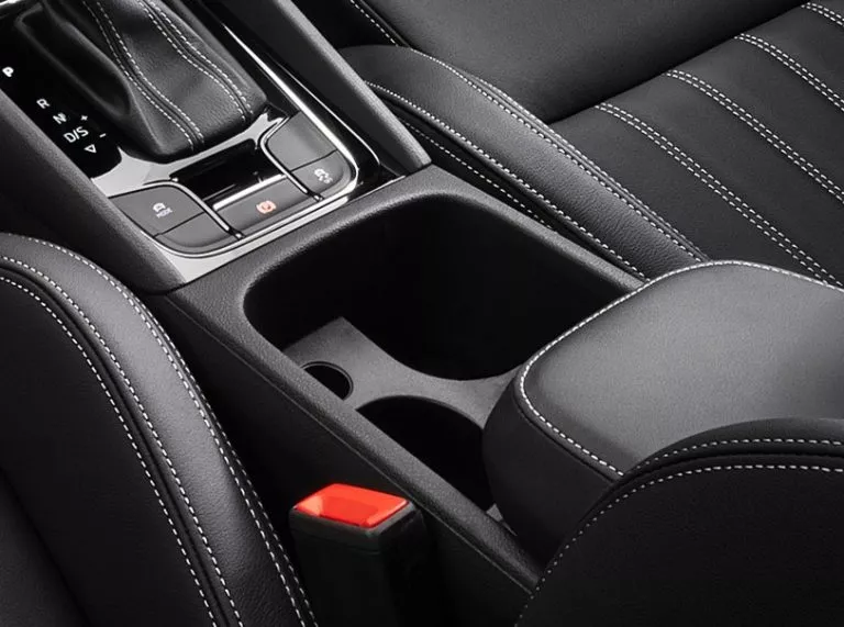 Tựa để tay hàng ghế trung tâm, tích hợp với ngăn để cốc