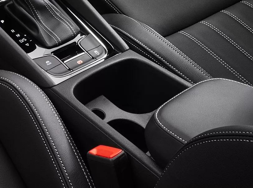 Tựa để tay hàng ghế trung tâm, tích hợp với ngăn để cốc