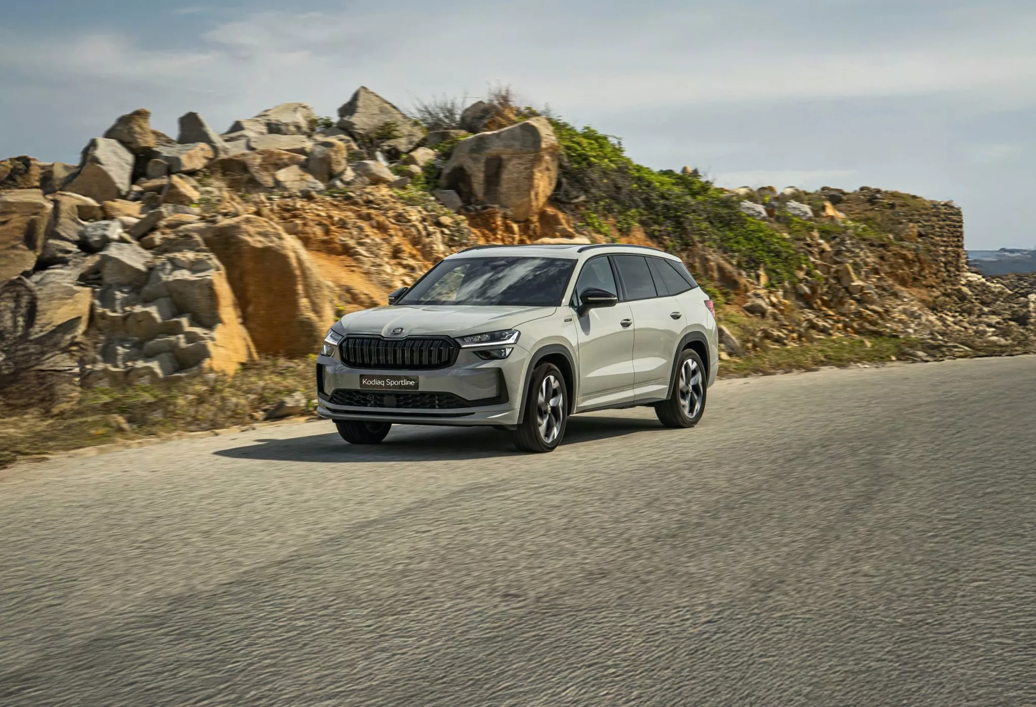 Kodiaq Sportline mang trên mình ngôn ngữ thiết kế Modern Solid với những đường nét thể thao và mạnh mẽ.