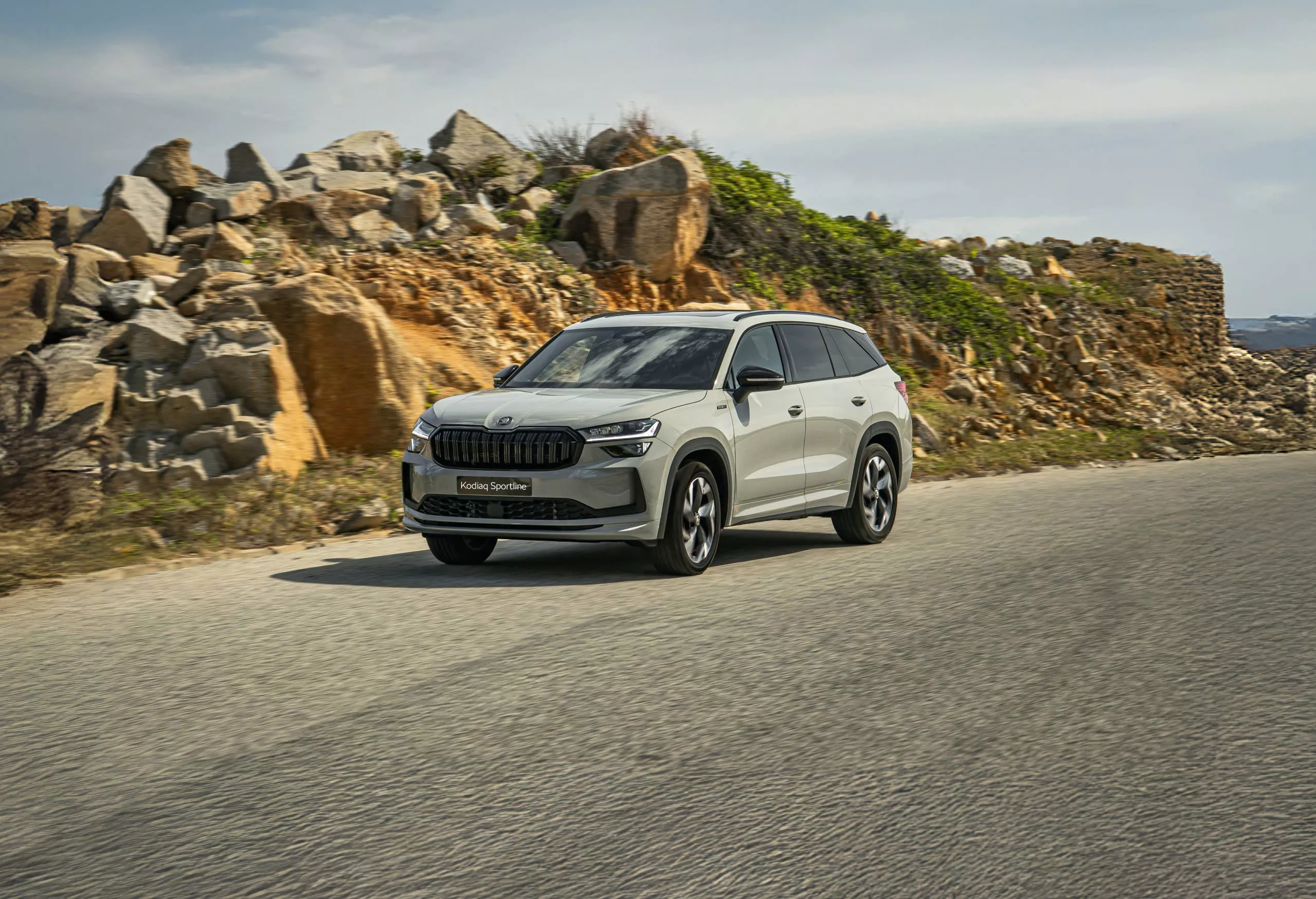 Kodiaq Sportline mang trên mình ngôn ngữ thiết kế Modern Solid với những đường nét thể thao và mạnh mẽ.