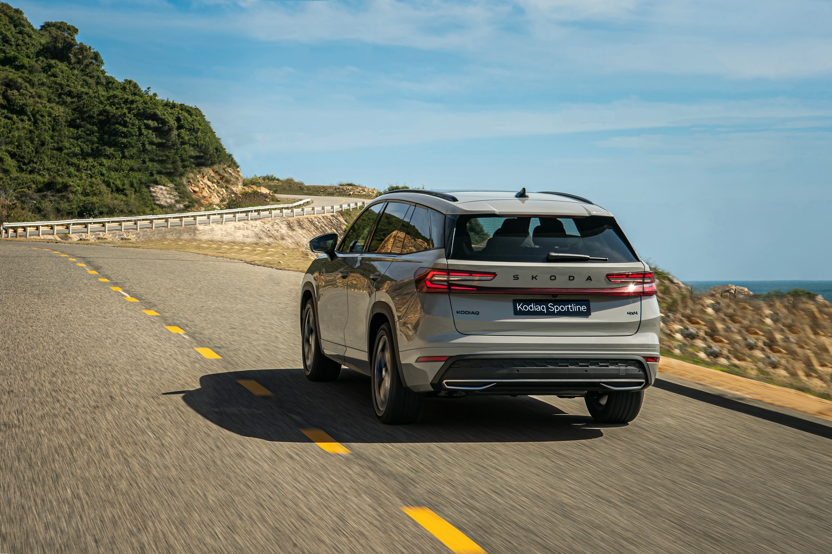 Trang bị trên phiên bản Sportline, kính Acoustic màu đen không chỉ dừng lại ở việc hoàn thiện vẻ ngoài năng động mà còn giúp tăng khả năng cách âm 4dB so với loại kính thông thường. Giữa 2 lớp kính tiêu chuẩn là một lớp chống ồn với độ dày 0,76mm để hoàn thiện cấu trúc 3 lớp đặc biệt của kính Acoustic.