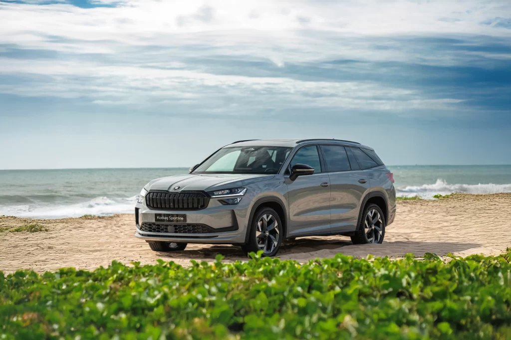 Kodiaq Sportline thu hút mọi ánh nhìn với những điểm nhấn đen bóng đầy cá tính. Lưới tản nhiệt, cột D, gương chiếu hậu, baga mui xe cùng toàn bộ dòng chữ đều được hoàn thiện với sắc đen độc đáo, tạo nên một tổng thể thể thao, hiện đại và đầy ấn tượng.