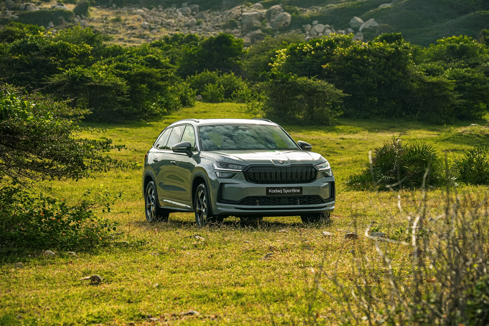 Nâng tầm phong cách thể thao cho Kodiaq Sportline là cản trước với thiết kế khí động học, ốp sườn đồng màu thân xe và bộ khuếch tán gió sau màu đen nổi bật với điểm nhấn trang trí Unique Dark Chrome độc đáo. Bộ mâm xe hợp kim 19 inch là lựa chọn hoàn hảo để hoàn thiện diện mạo thể thao đầy cuốn hút cho chiếc xe.