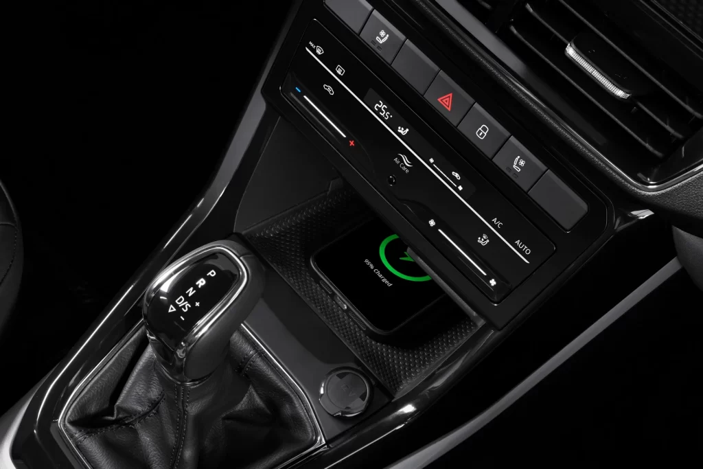 Sạc không dây và 4 cổng USB-C cho cả 2 hàng ghế