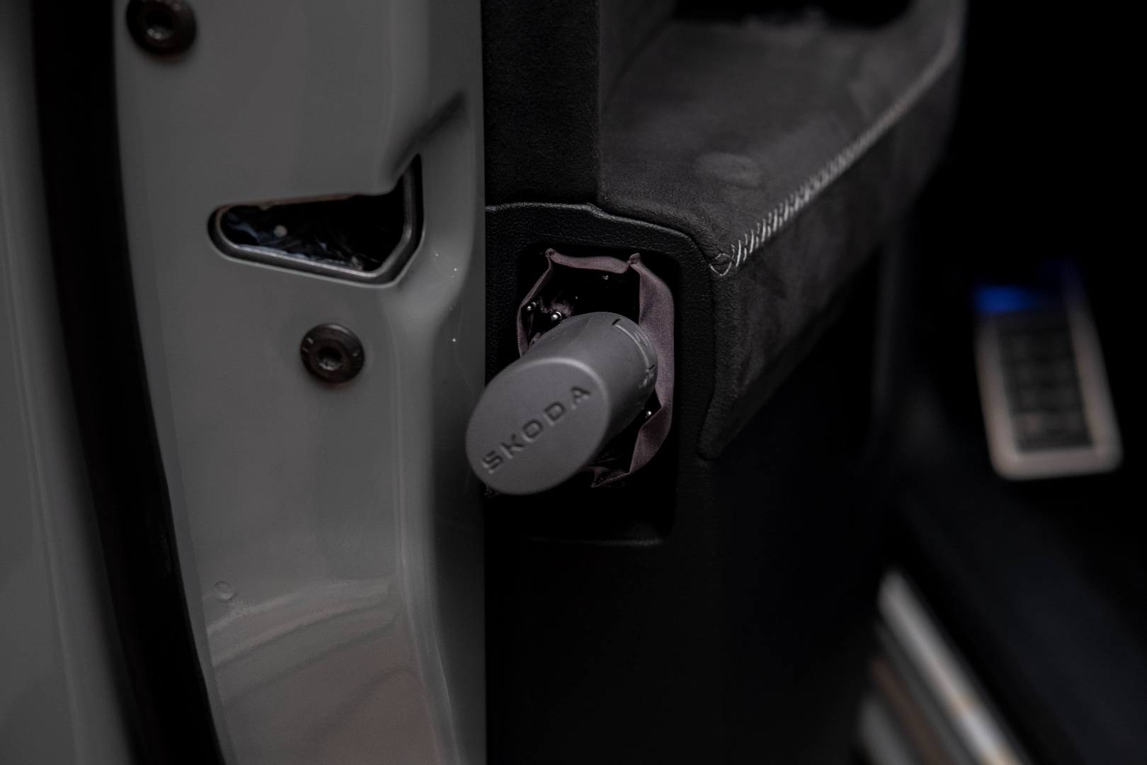 Ngăn đựng ô ở cánh cửa