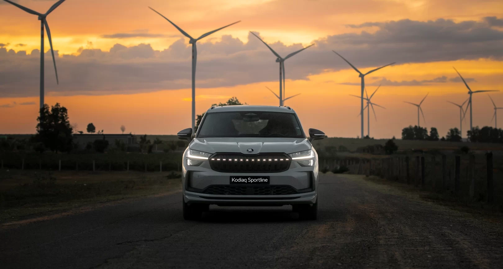 Thiết kế đèn LED Skoda Crystal Lighting mang các chi tiết pha lê tinh xảo kết hợp cùng đường nét sắc sảo của cụm đèn pha, tạo điểm nhấn sang trọng và thu hút mọi ánh nhìn.