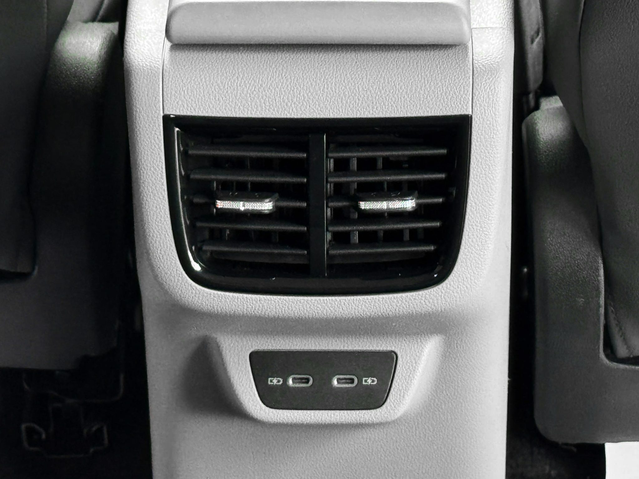 Cửa gió điều hòa hàng ghế sau + với 2 cổng sạc USB