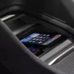 Sạc không dây và 4 cổng USB-C cho cả 2 hàng ghế