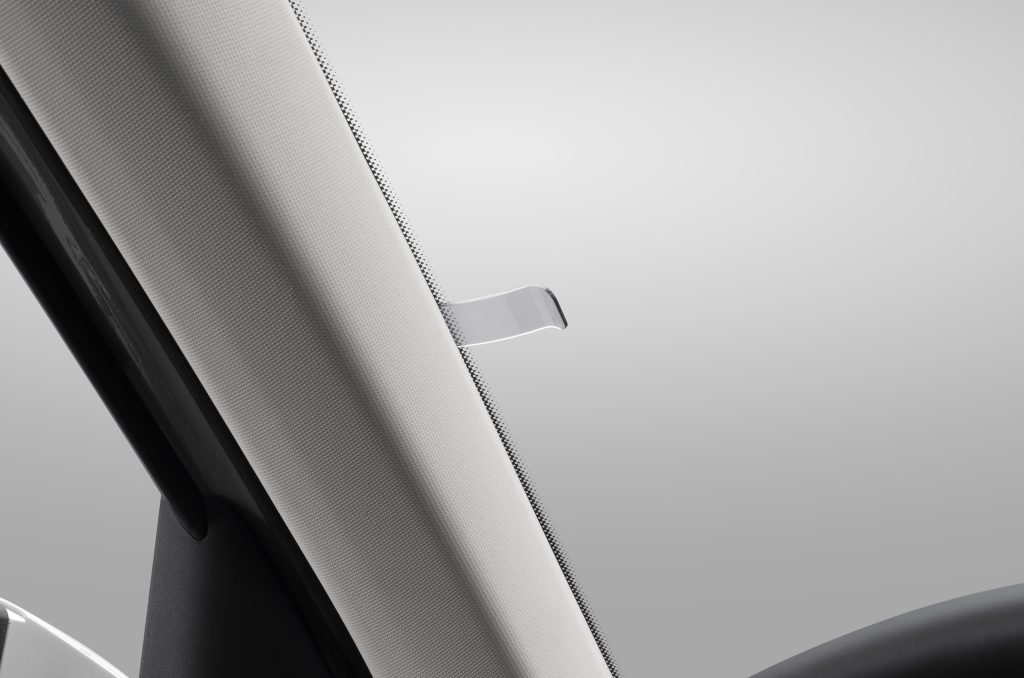 Kẹp vé xe trên cửa kính trước