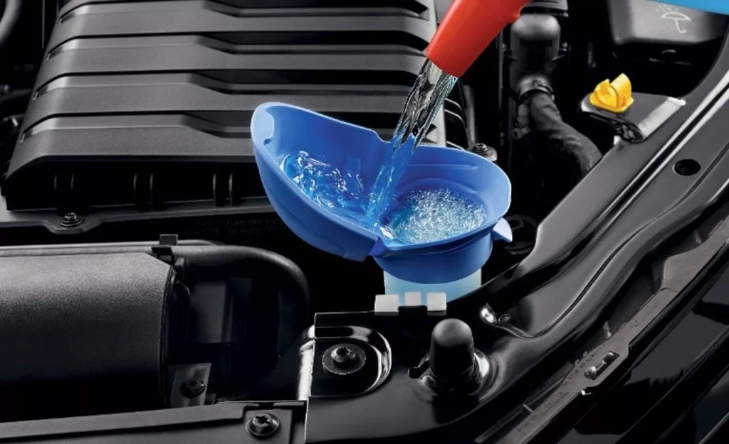 Nắp bình nước rửa kính thiết kế dạng phễu