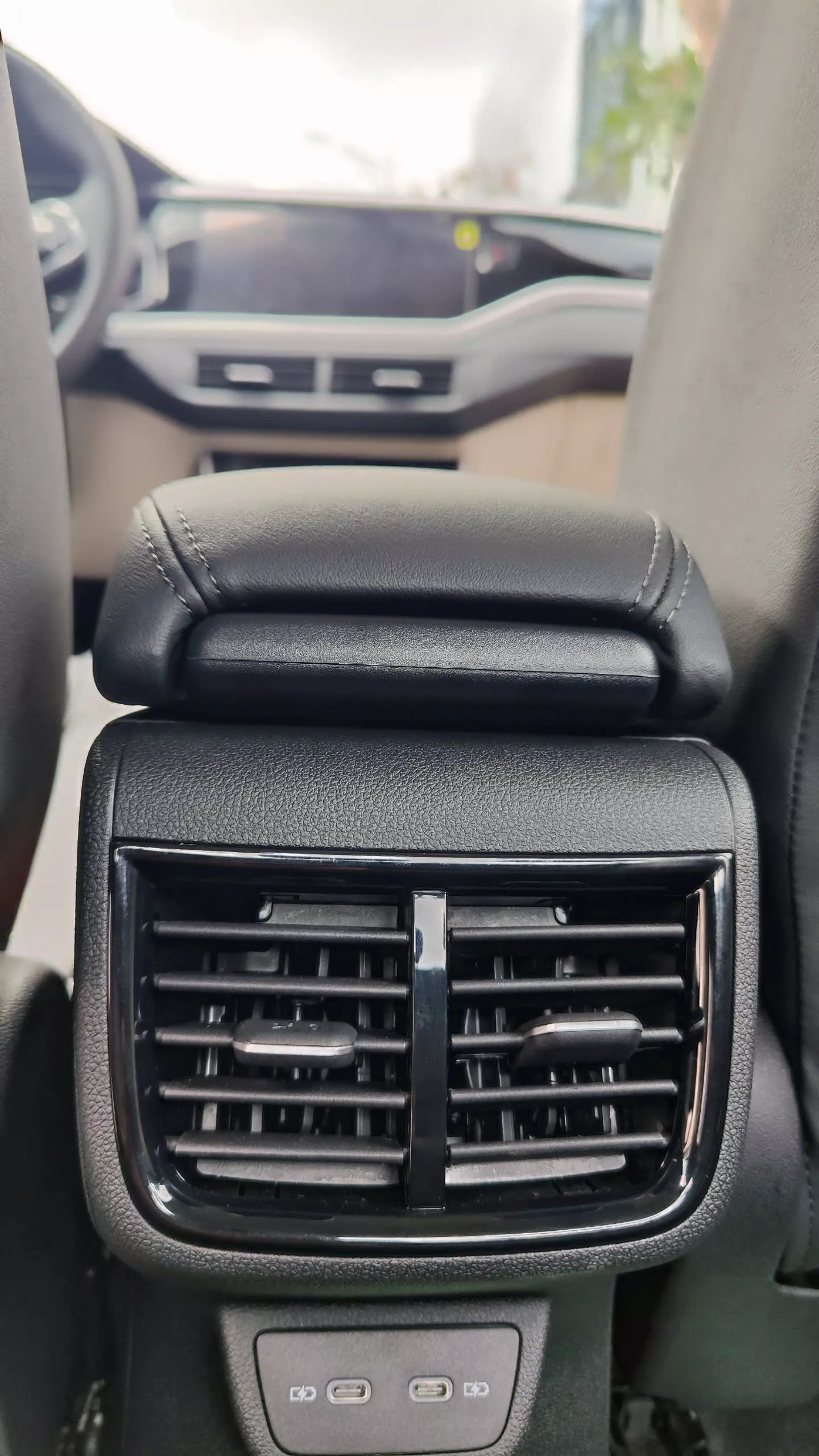 Cửa gió điều hòa hàng ghế phía sau tích hợp cổng sạc USB-C